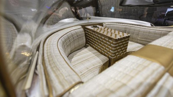 А какво ще кажете за пътниците на задните седалки? Просто погледнете тези удобни възглавнички. Какво ли е пък това в центъра? Малък хладилник за напитки, разбира се.